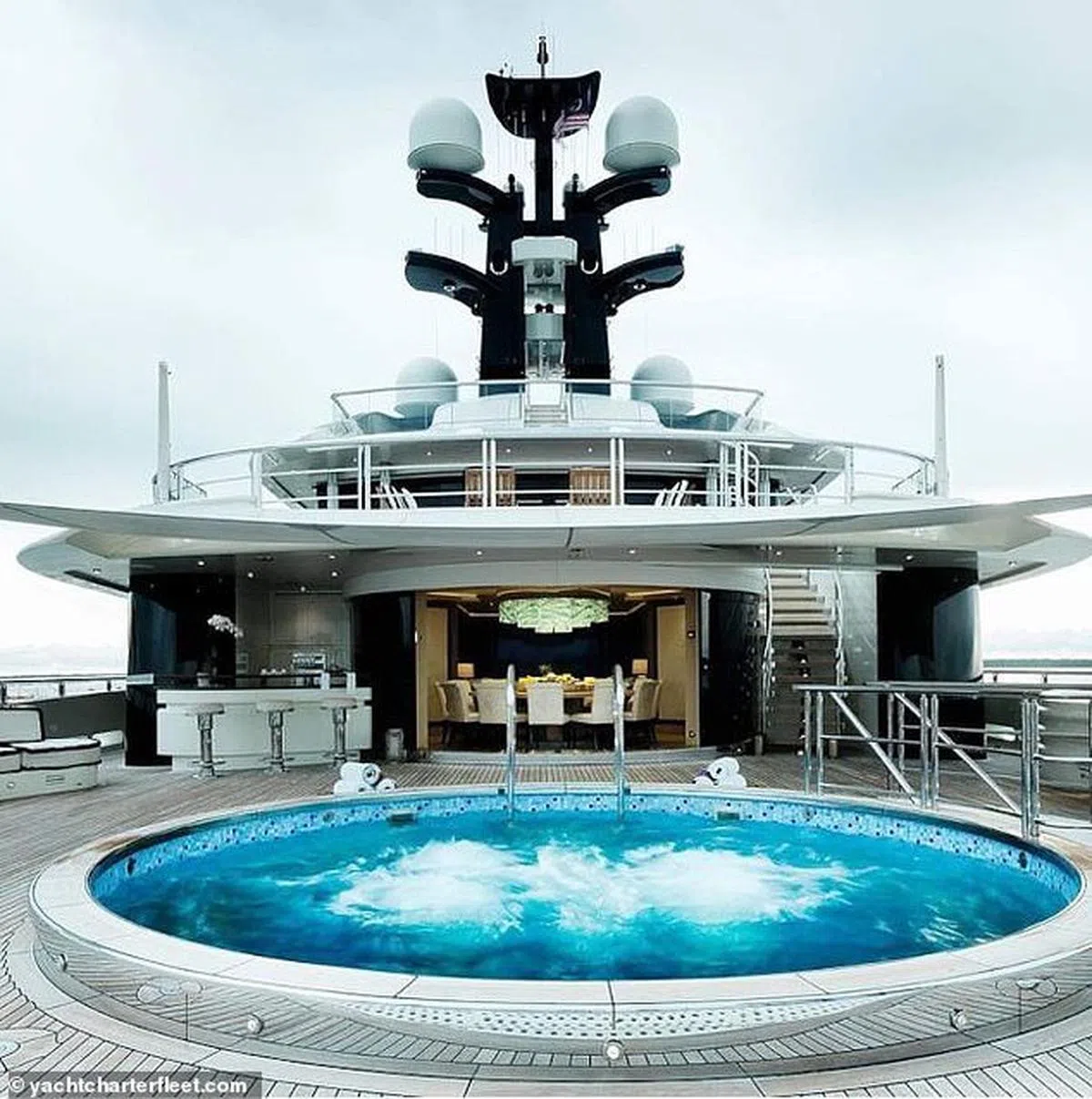  因一马案被马国充公，过后被马国政府以1亿2600万美元（约1.7亿新元）脱售给云顶集团的豪华游艇“宁静号”（Tranquility，之前称“平静号”），经过4个月出租给客户举办高级派对后，10月底被传寻找新的买家，开价2亿美元（2.7亿新元）。（yachtcharterfleet） 