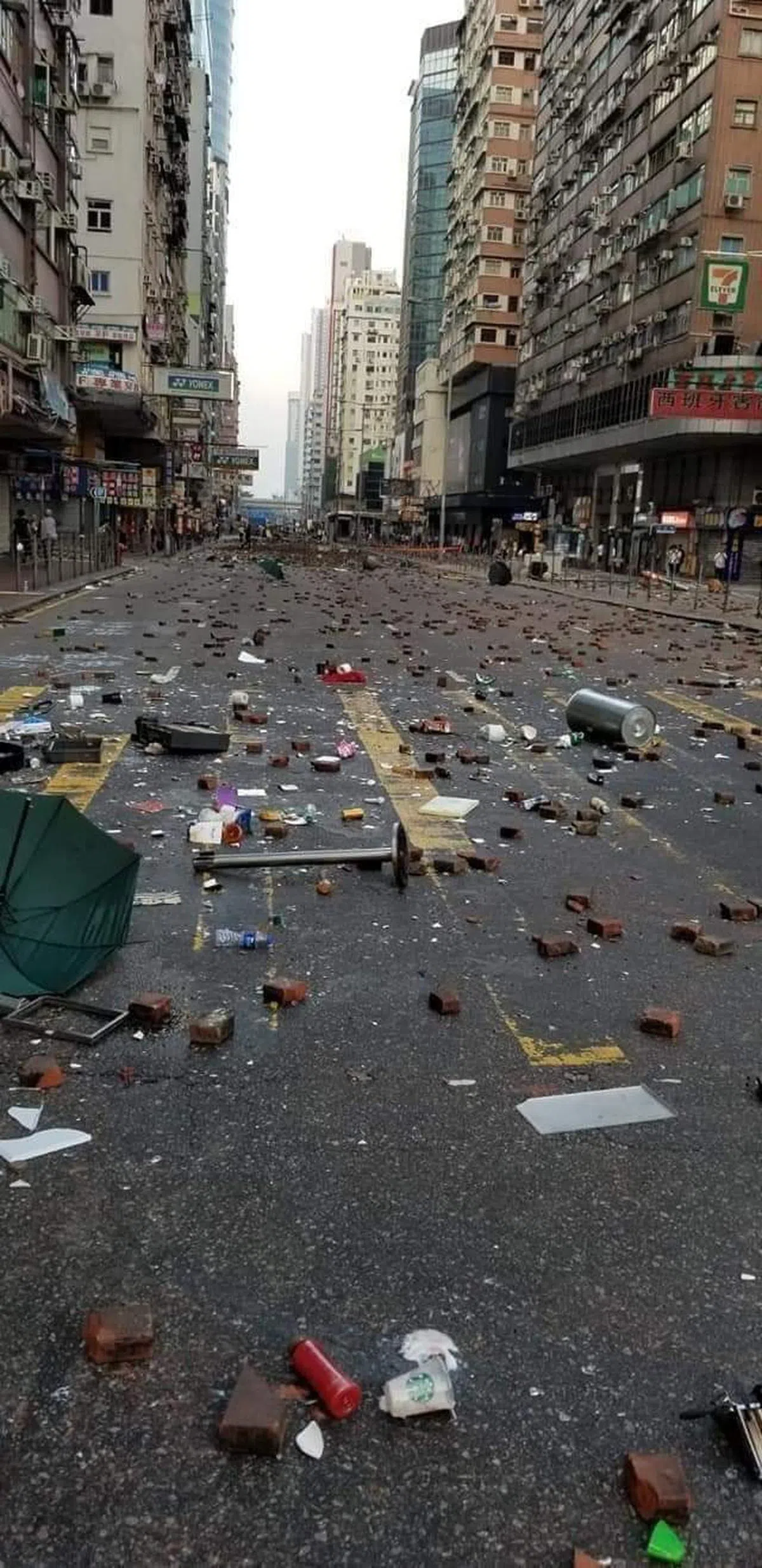  街头上除了布满砖块也洒满了各种垃圾。（我爱旅行面簿） 