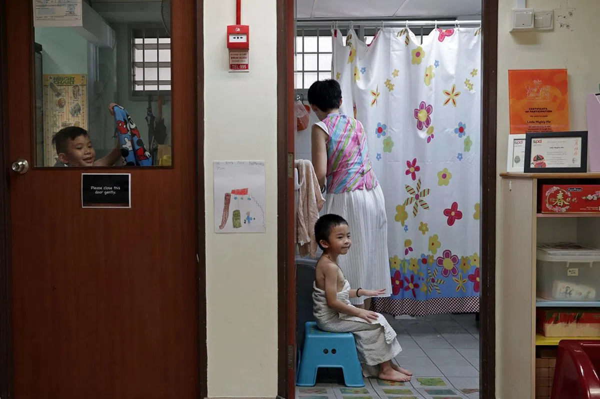 帮孩童洗澡，就交给女教师吧。（海峡时报）