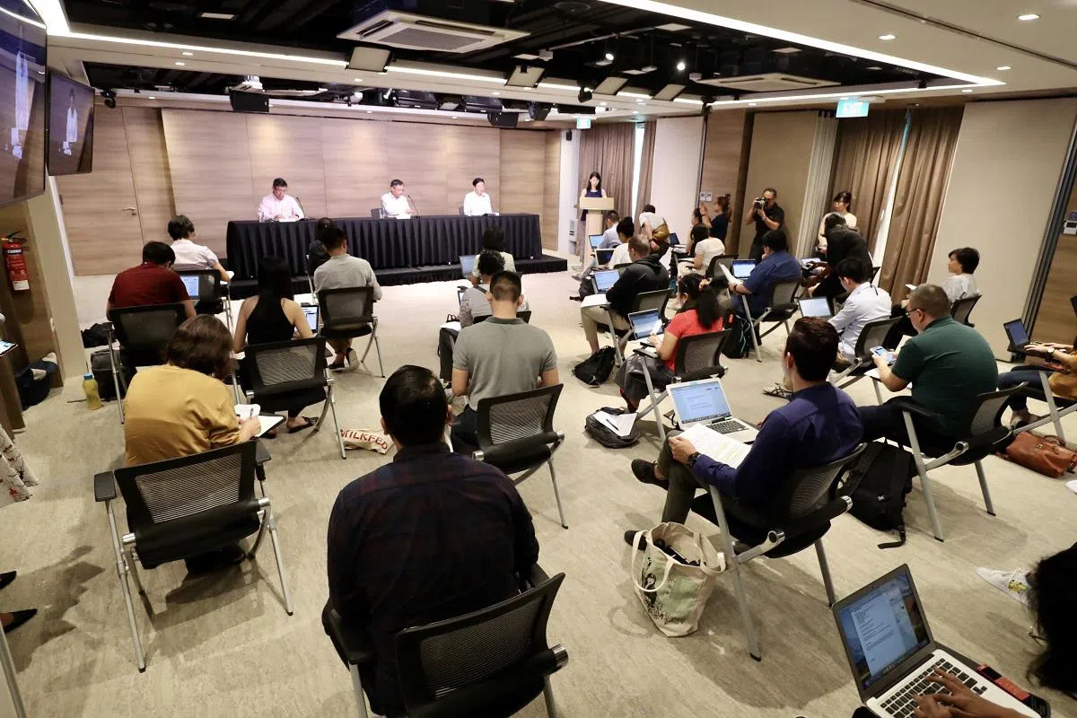  出席记者会的人们皆与他人保持一定距离。（联合早报） 