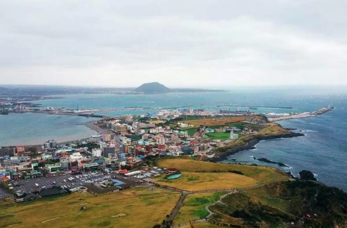 去年起济州岛的海洋污染问题日趋严重，过量的垃圾沉入大海，不只对海洋生态系统构成威胁，也影响岛上人民的生计。（互联网）