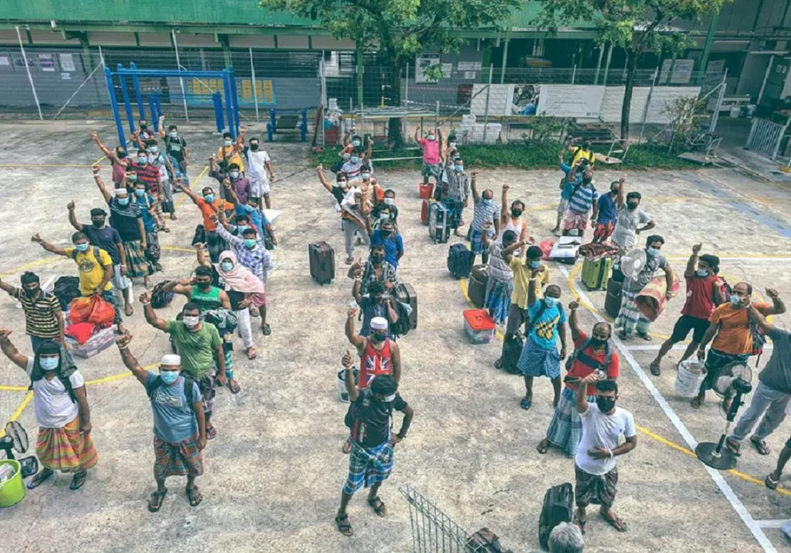 毕业照：63位痊愈的客工，一起从隔离设施中“毕业”。（Alex Chua面簿）