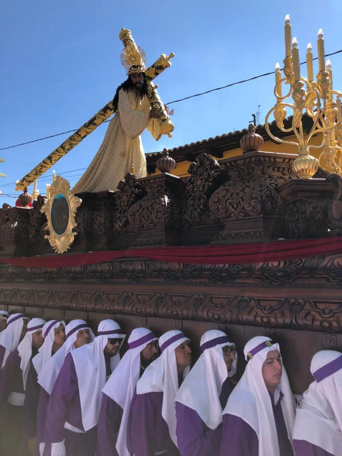 圣抬上是耶稣扛着十字架，为世人承受苦难的场景。（叶孝忠摄）