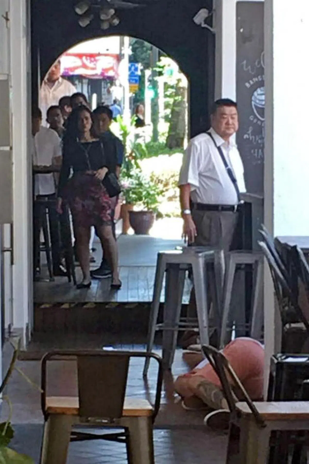  斯宾塞被捅了三刀后踉跄逃跑，不小心撞到墙壁，再走几步路后就倒地。（新明日报） 