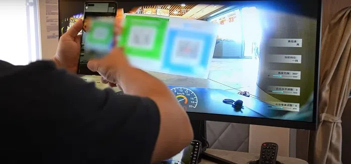 扫码付费。（视频截图）