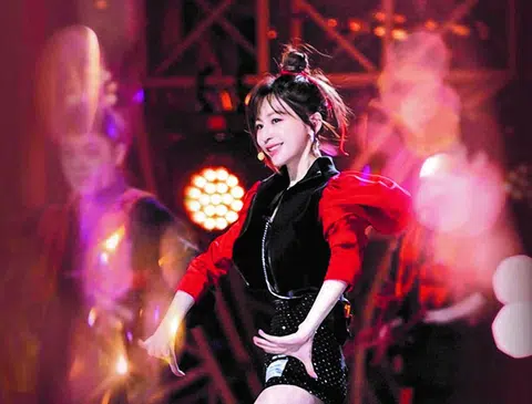 王心凌打扮成侠女，与《乘风破浪的姐姐3》团员一同献唱。（互联网）