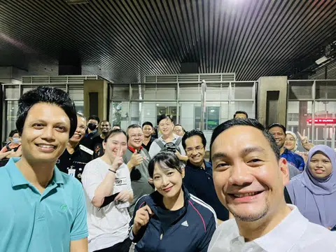 柔佛州务大臣翁哈菲兹（前右）近来频频到新山关卡突击检查。（翁哈菲兹脸书）