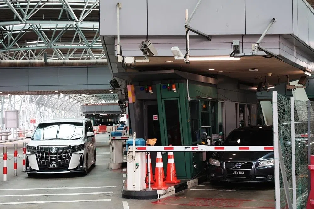 明年1月1日起，外国注册车辆入境准证每日费用将调高，汽车从35元增至50元，电单车从4元增至7元。