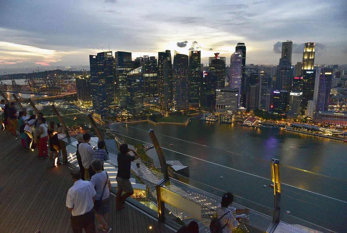 从滨海湾金沙上鸟瞰新加坡中央商业区。（海峡时报）