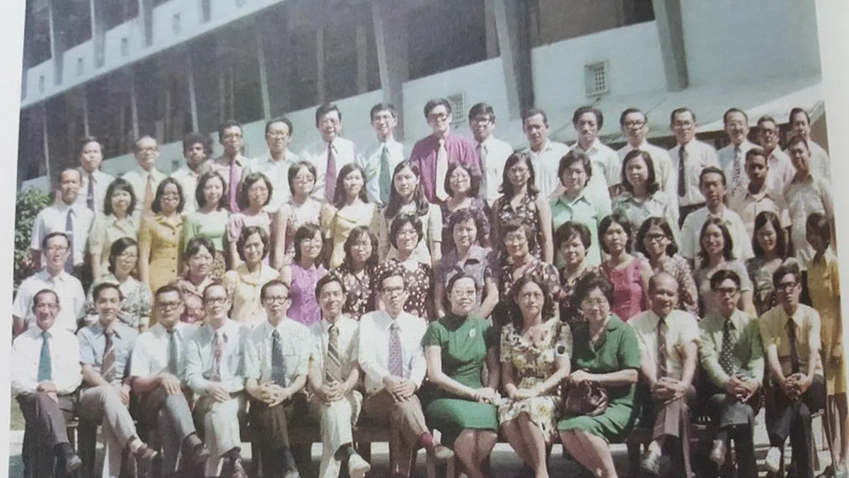  1970年代刘曼龄校长与教师合影。（作者提供） 