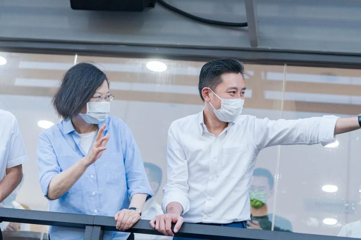 蔡英文（左）爱将林智坚（右）深陷论文抄袭风波。 (林智坚面簿)