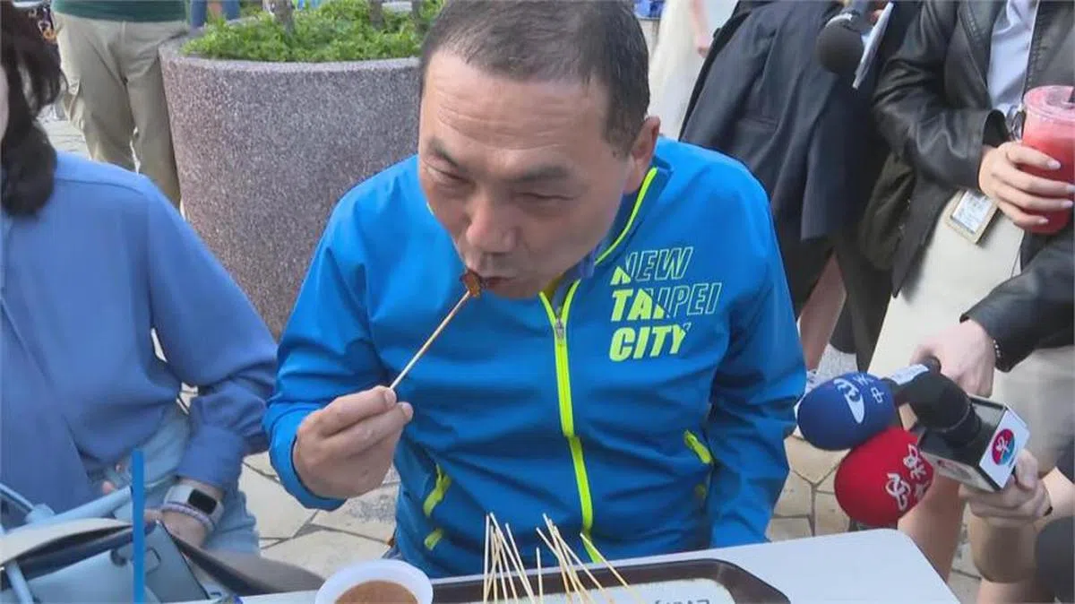 侯友宜吃沙爹。（民视新闻）