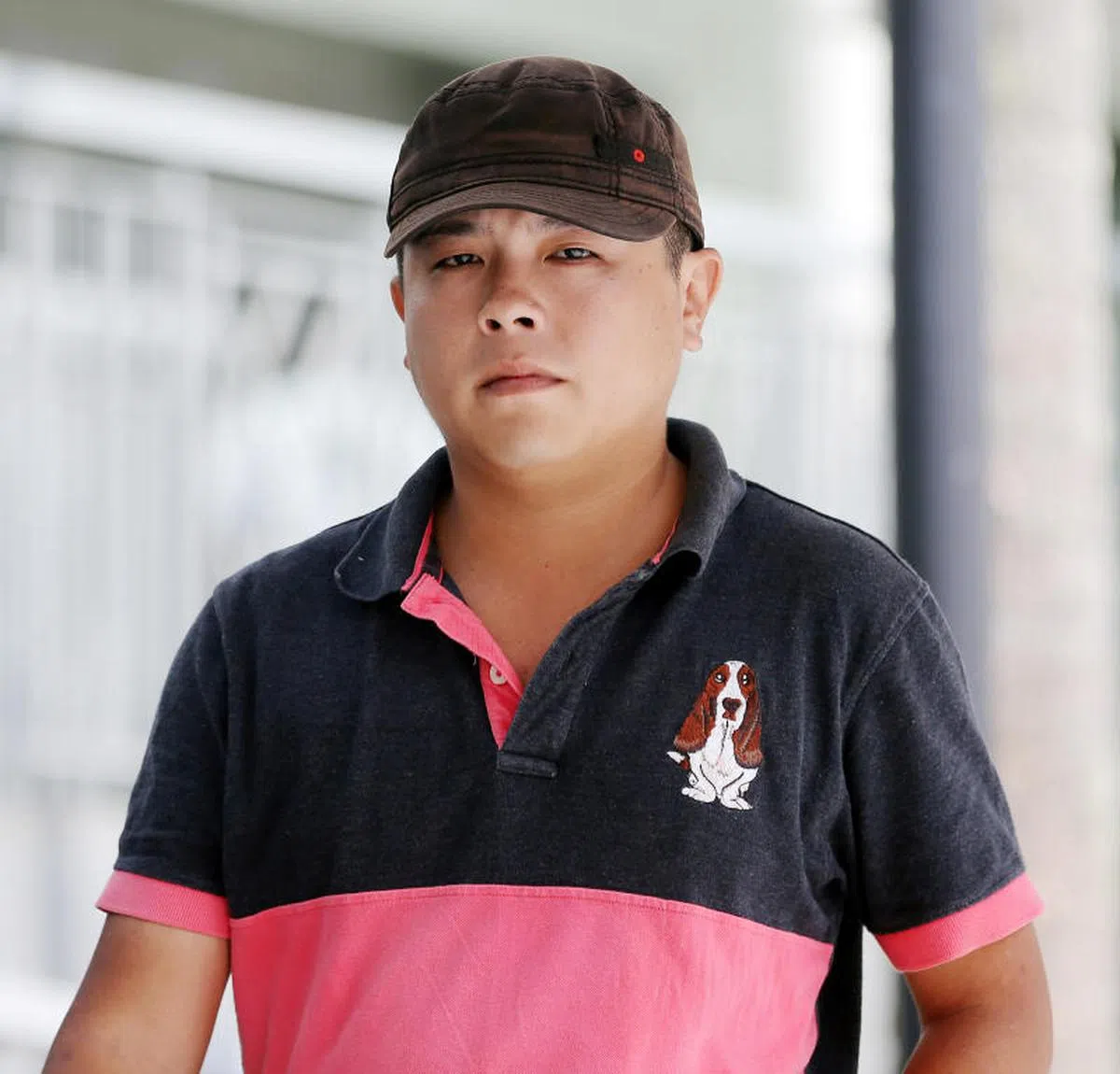  林商业中心Mobile Air手机黑店老板周邱仑（Jover Chew）被指串谋四名店员，在10个月内欺骗26名顾客，以不法手段骗顾客以高价购买手机，涉案款项达1万6599元。他也被指羞辱女顾客，要她从地上捡起547元的硬币。周邱仑认下28项罪状，包括26项欺骗罪、一项刑事恐吓罪和一项杂项（公共秩序和骚扰）罪。法官于2015年11月30日判他坐牢33个月和罚款2000元。（海峡时报） 