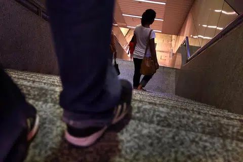 网络科技普及，现代跟踪狂几乎都不必花费太多钱，甚至坐在家里就能跟踪。（新报示意图）