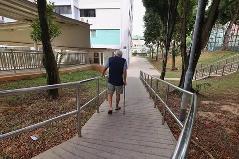年长居民指出，宏茂桥社区内的一些无障碍坡道没有遮盖，坡度也太陡。（联合早报）