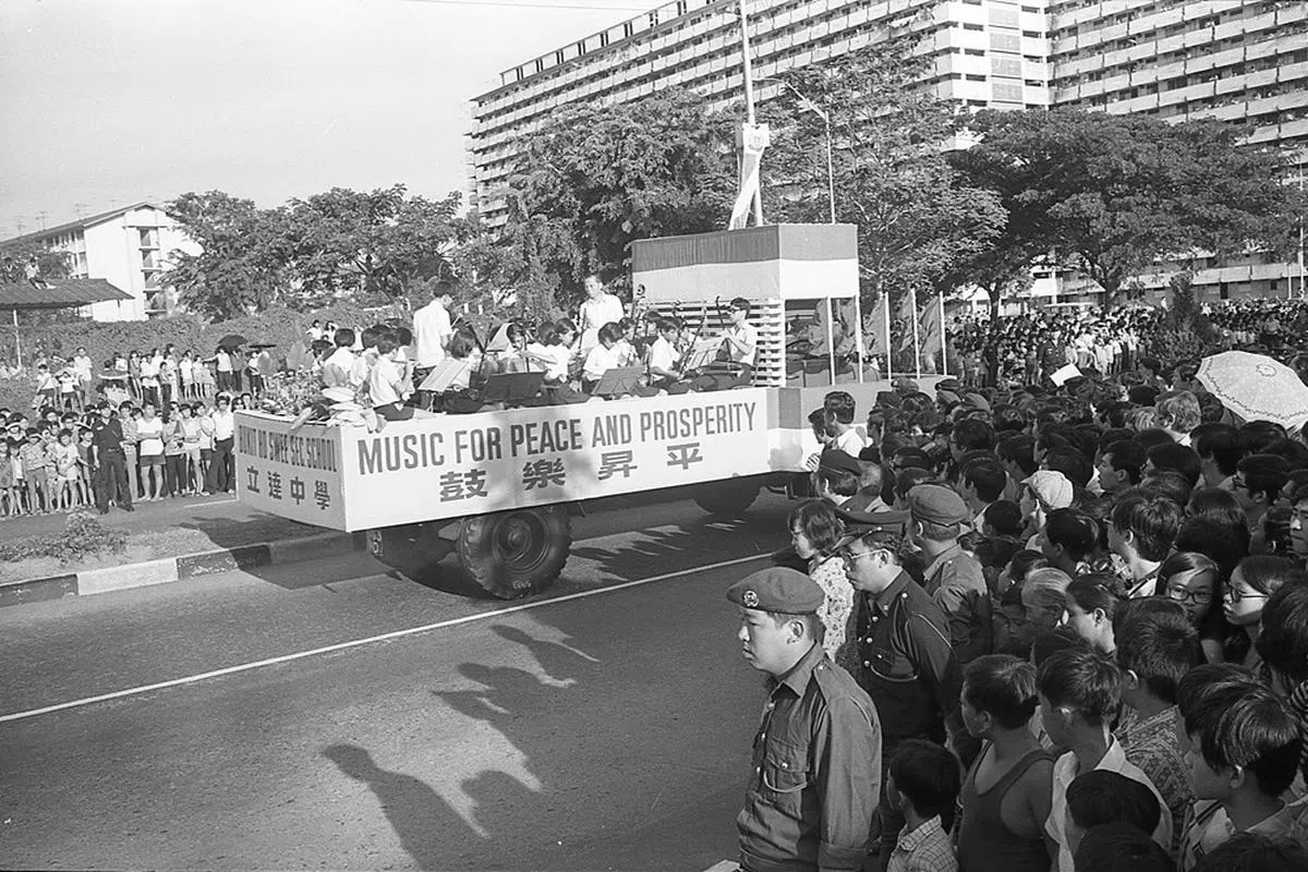 立达中学（Bukit Ho Swee Secondary School）学生在花车上呈献《鼓乐升平》音乐表演。（南洋商报）