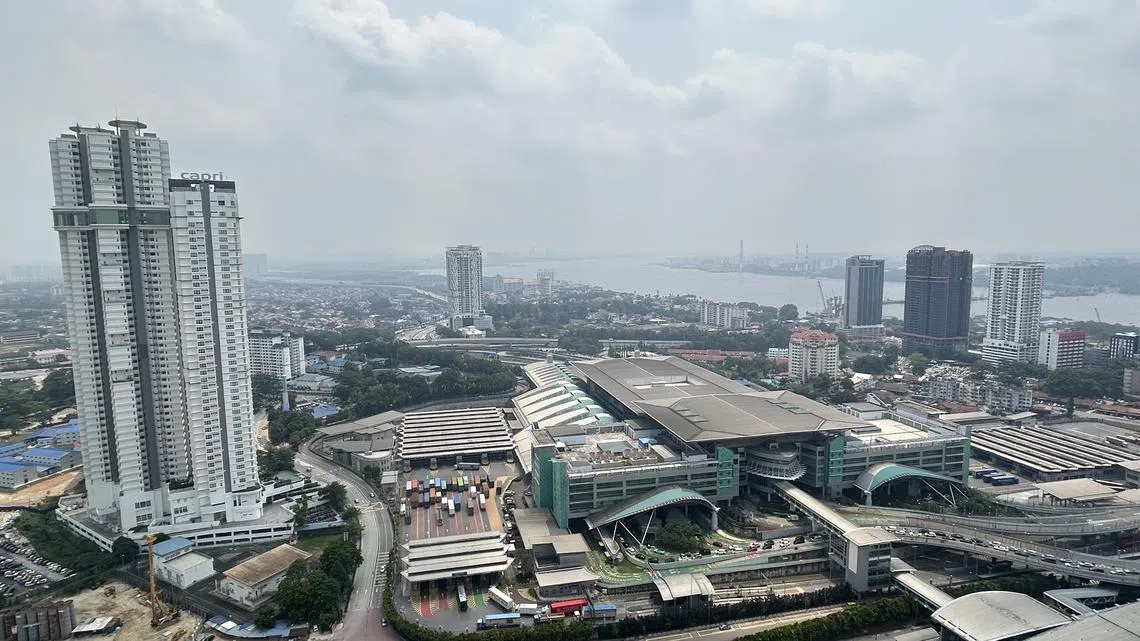 即将在2026年底通车的新柔地铁，以及新马政府研拟中的柔新经济特区，掀起了新山周边地区的房地产投资热潮。（联合早报）