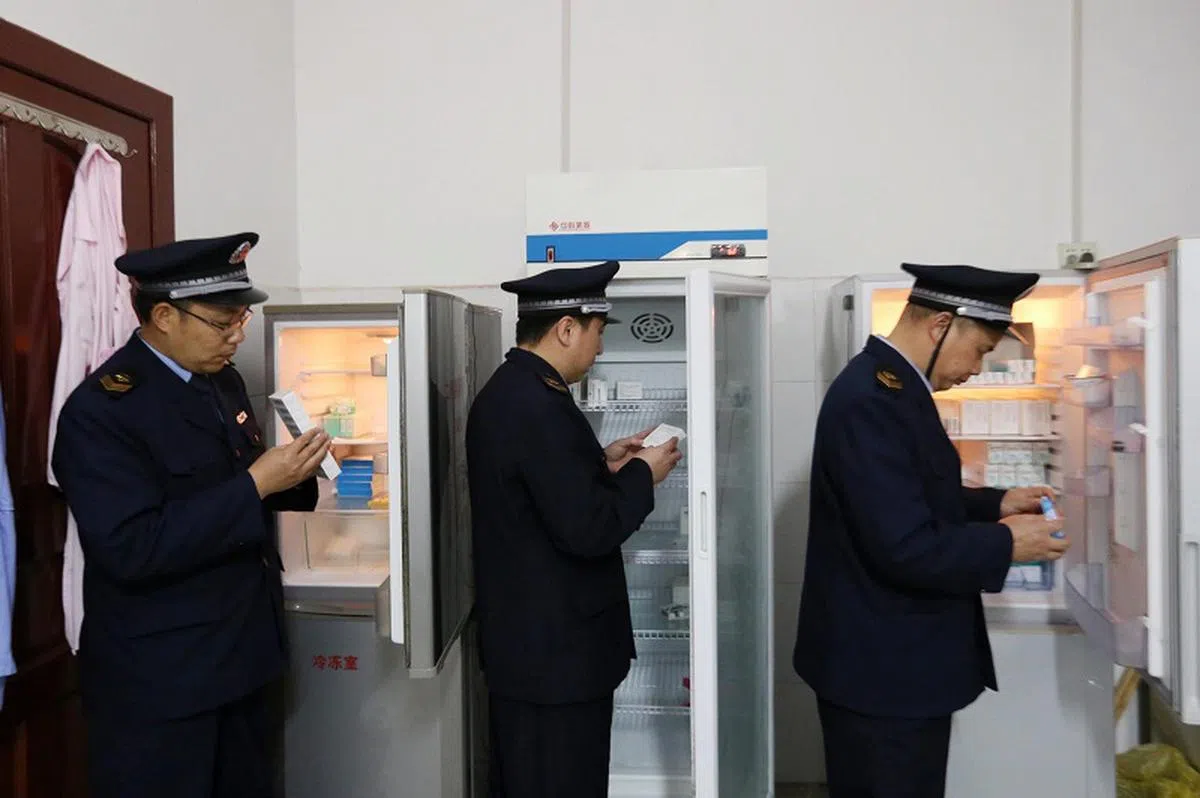  中国地方卫生局执法检查疫苗存储安全。（欧新社） 