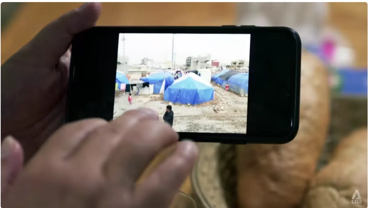 照片中就是少年与家人的“屋子”，根本就是用砖头随便砌成，再用蓝色防水布盖上，里头一件家具都没有。（亚洲新闻台）