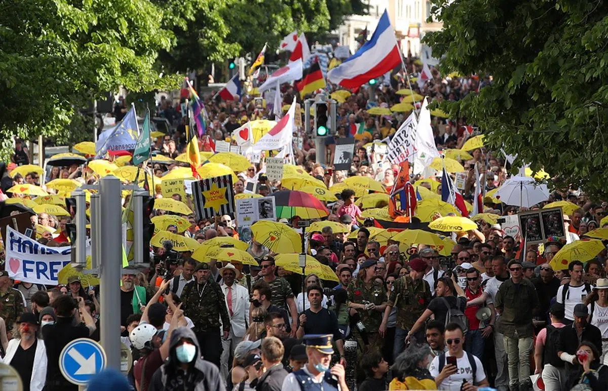  对防疫政策极为不满的比利时布鲁塞尔民众，走上街示威。（路透社） 