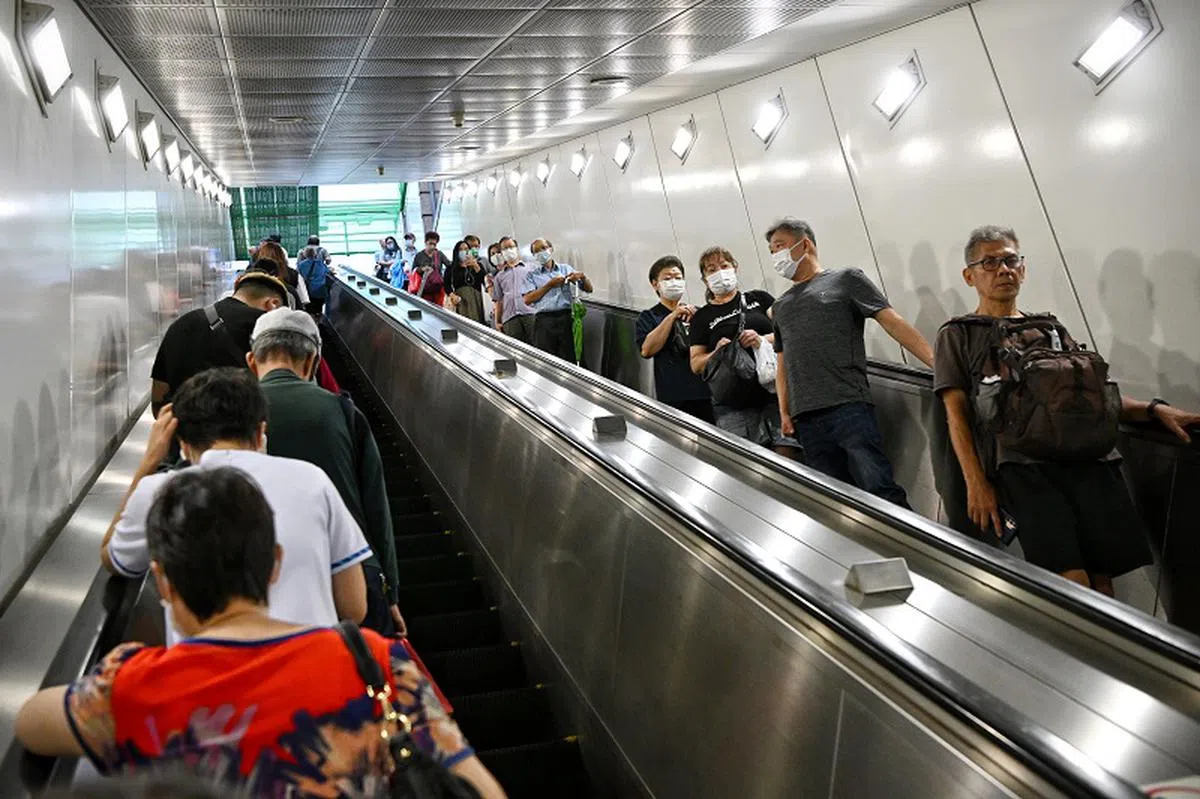 本地地铁站使用的音乐也以某个节拍编写，据知乍听之下能让人以更快的步伐行走。（海峡时报）