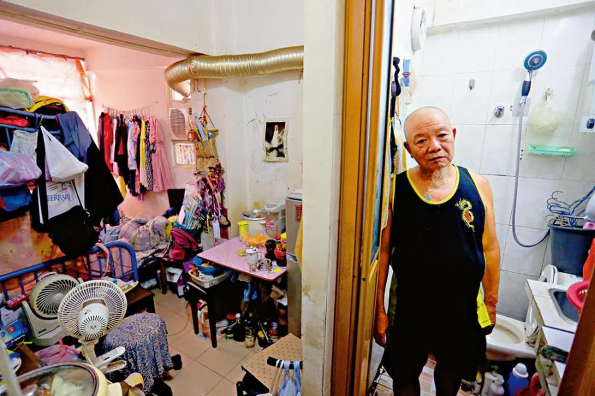只能住在拥挤不堪的劏房，是香港不少低收入者的悲歌。（文汇报）