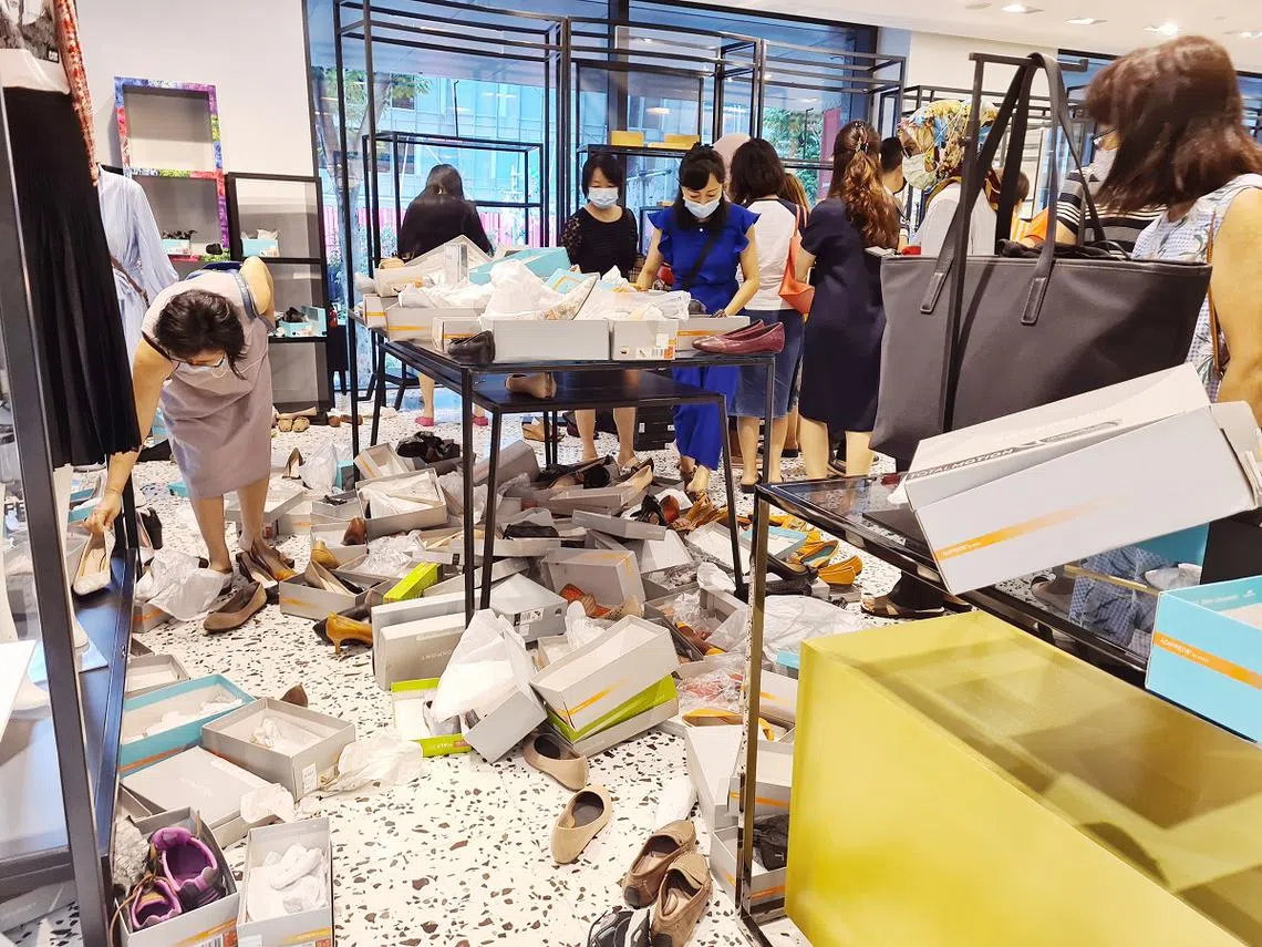 麒麟大厦的罗敏申，昨天开门仅三小时，二楼的一角鞋区已是狼藉的景象。（新明日报）