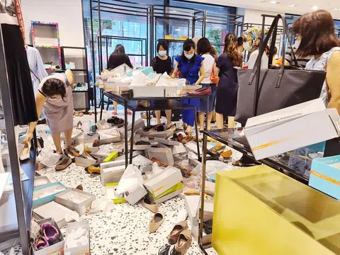 麒麟大厦的罗敏申，昨天开门仅三小时，二楼的一角鞋区已是狼藉的景象。（新明日报）