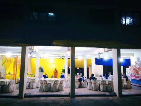 新加坡组屋区底层经常是举行红白事的场所。（互联网）