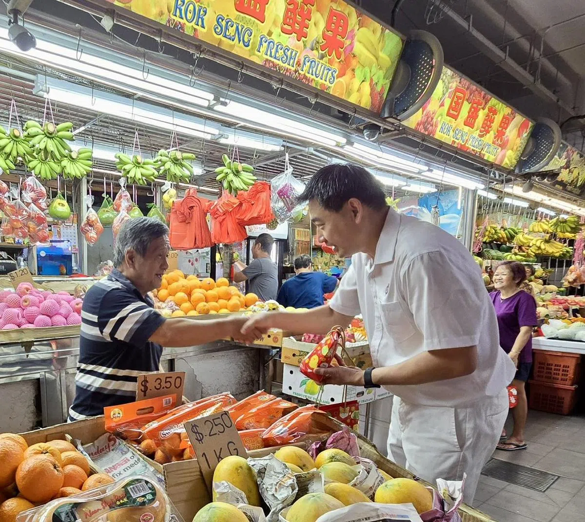 洪子扬2月初走访后港海南村巴刹，向摊贩拜年。（取自洪子扬脸书）