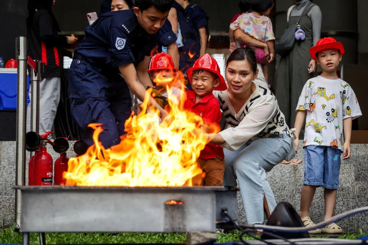 榜鹅综合社区中心One Punggol今年1月25日举办社区应变能力日，让到场的公众学习如何使用灭火器、自动体外除颤器等，从小开始学习救援。（联合早报）