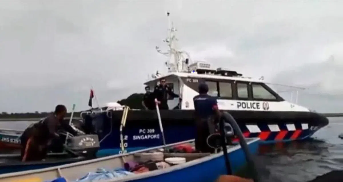 马国渔民与新加坡警察交涉。（视频截图）
