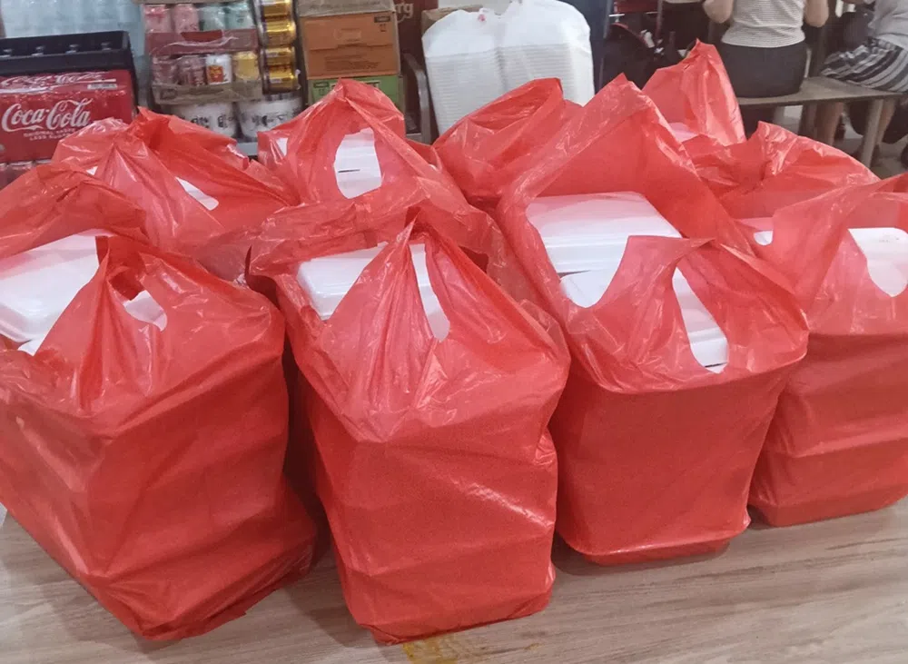 9月9日，一名在中峇鲁巴刹与小贩中心售卖回教食物的小贩赛义德（Syed）在脸书发文求救，声称接获一位“新加坡武装部队军官”通过电话下单，让他为军营准备150份鸡肉和羊肉黄姜饭，但做好了却无人来取，“军官”也完全失联。所幸赛义德当天下午顺利将所有食物售出，没有浪费。