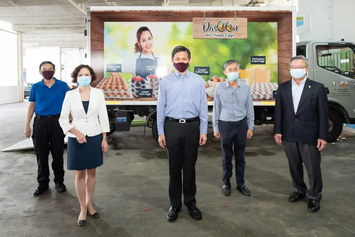  （左起）新加坡食品局局长林国泰、波兰驻我国大使Magdalena Bogdziewicz、我国贸工部长陈振声、鸡蛋进口商Chua Teck Hock以及我国驻波兰非常驻大使吕俊旸医生。（陈振声面簿） 