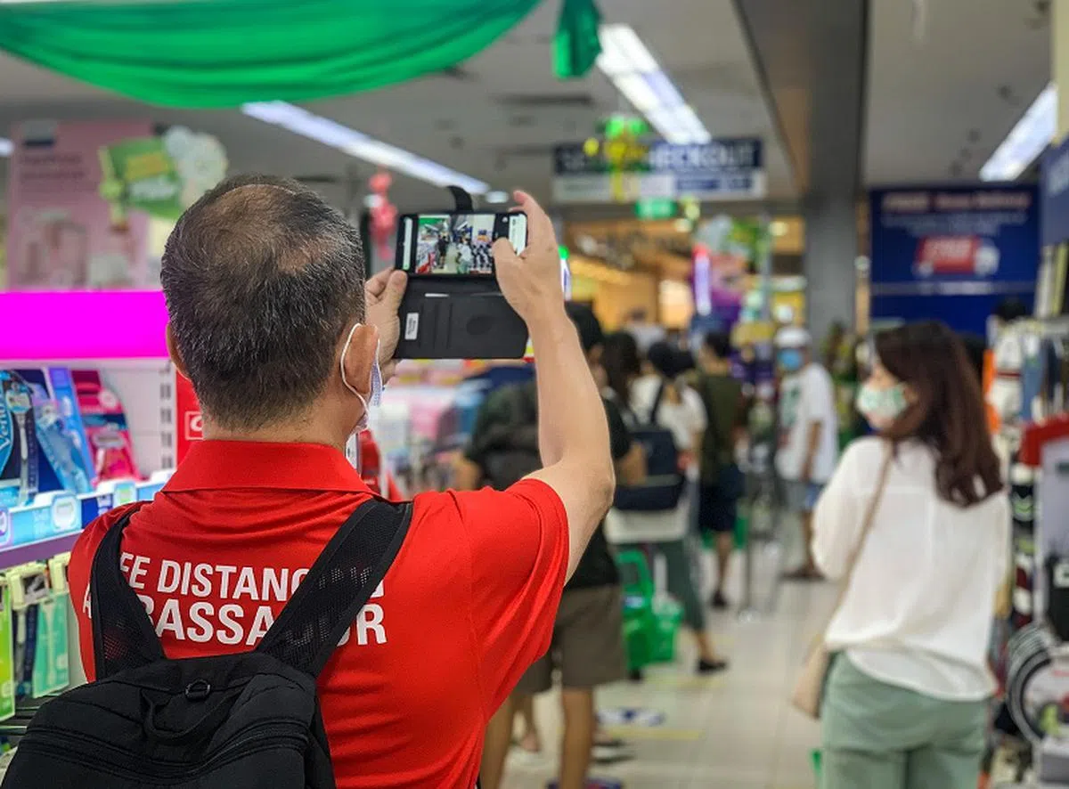 除了防疫需求，安全距离大使也是为帮助国人解决生计问题而催生出来的岗位。（联合早报）