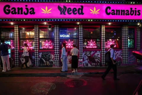 泰国在2022年让大麻合法化后，当地的大麻产品店至今已开了超过1万家。（路透社）