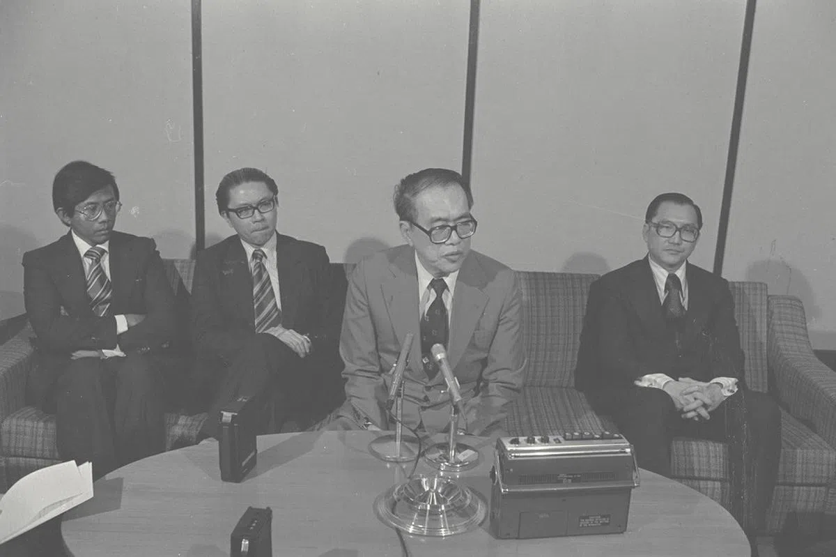 新加坡与中国1979年底签署双边贸易协定后，时任财政部长韩瑞生（右二）和时任教育部高级政务部长陈庆炎（左二）在1980年1月初的记者会上回答媒体提问。在场的还有国会议员施迪（左一）和钱翰琮（右一）。