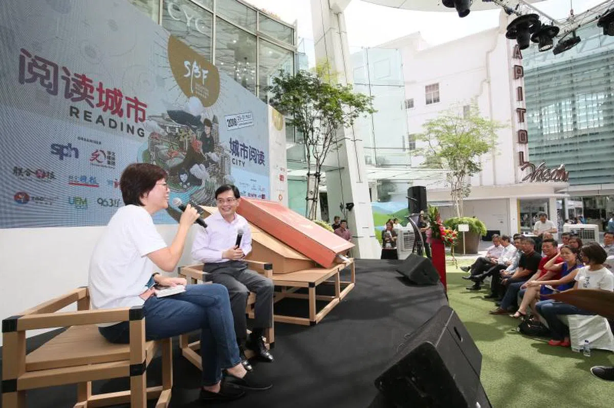  王瑞杰（台上右）2018年5月35日在首都综合项目举行的开幕礼上同新加坡报业控股华文媒体集团主管李慧玲，就阅读心得和习惯进行交流。（联合早报） 