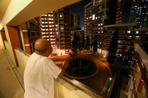 经济全球化使得国家之间（尤其是东亚国家和西方国家）的贫富差距缩小，但是在国家内部的贫富差距却扩大。（新报）