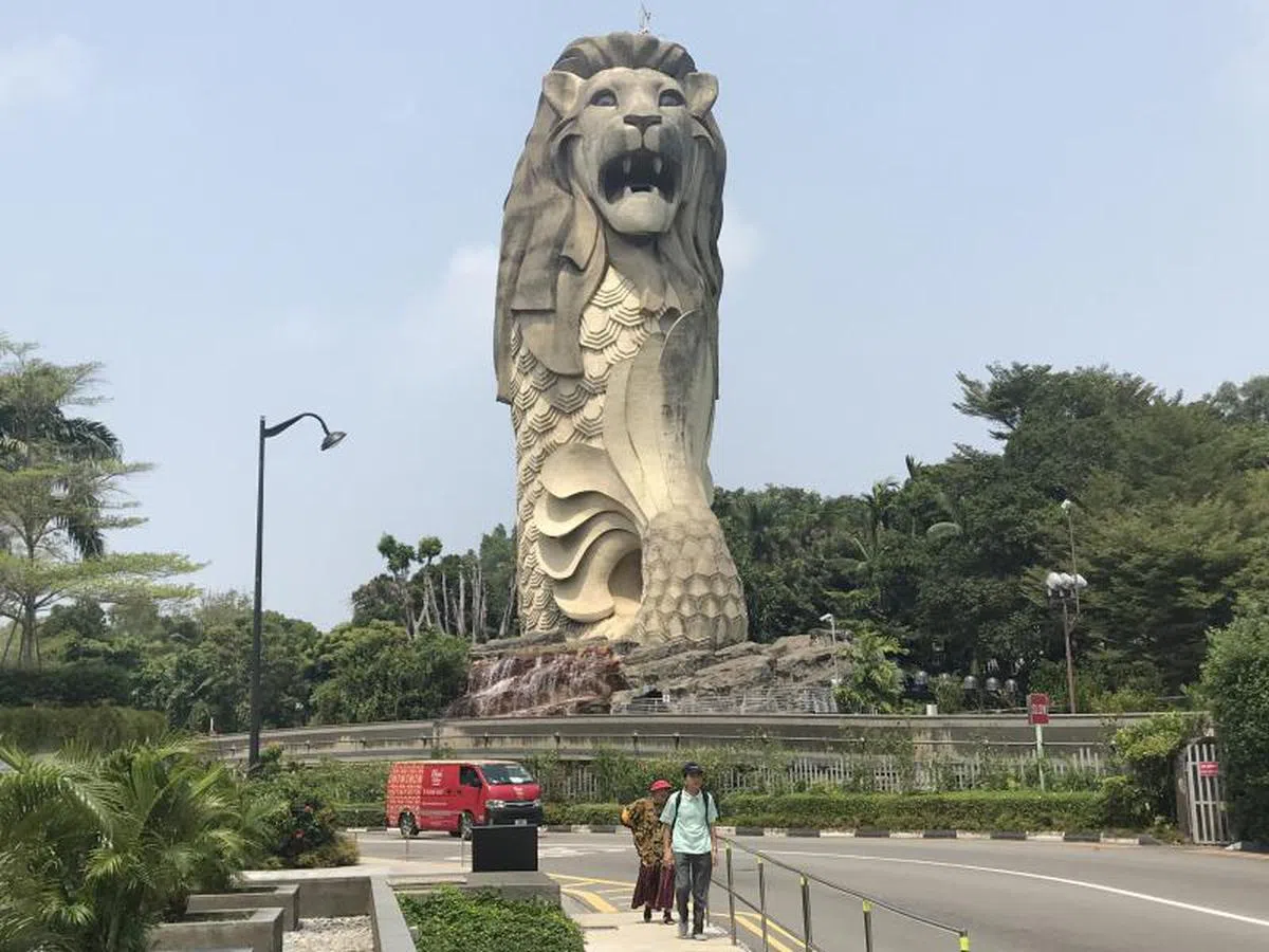  圣淘沙的鱼尾狮两颗大牙破坏了美感。（联合早报） 