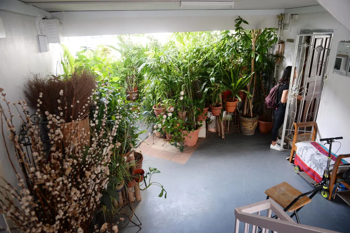  该妇女强调除了走道不符1.2米宽规定，其余地方皆有保持1.2米宽的空间，图非当事人。（联合晚报） 