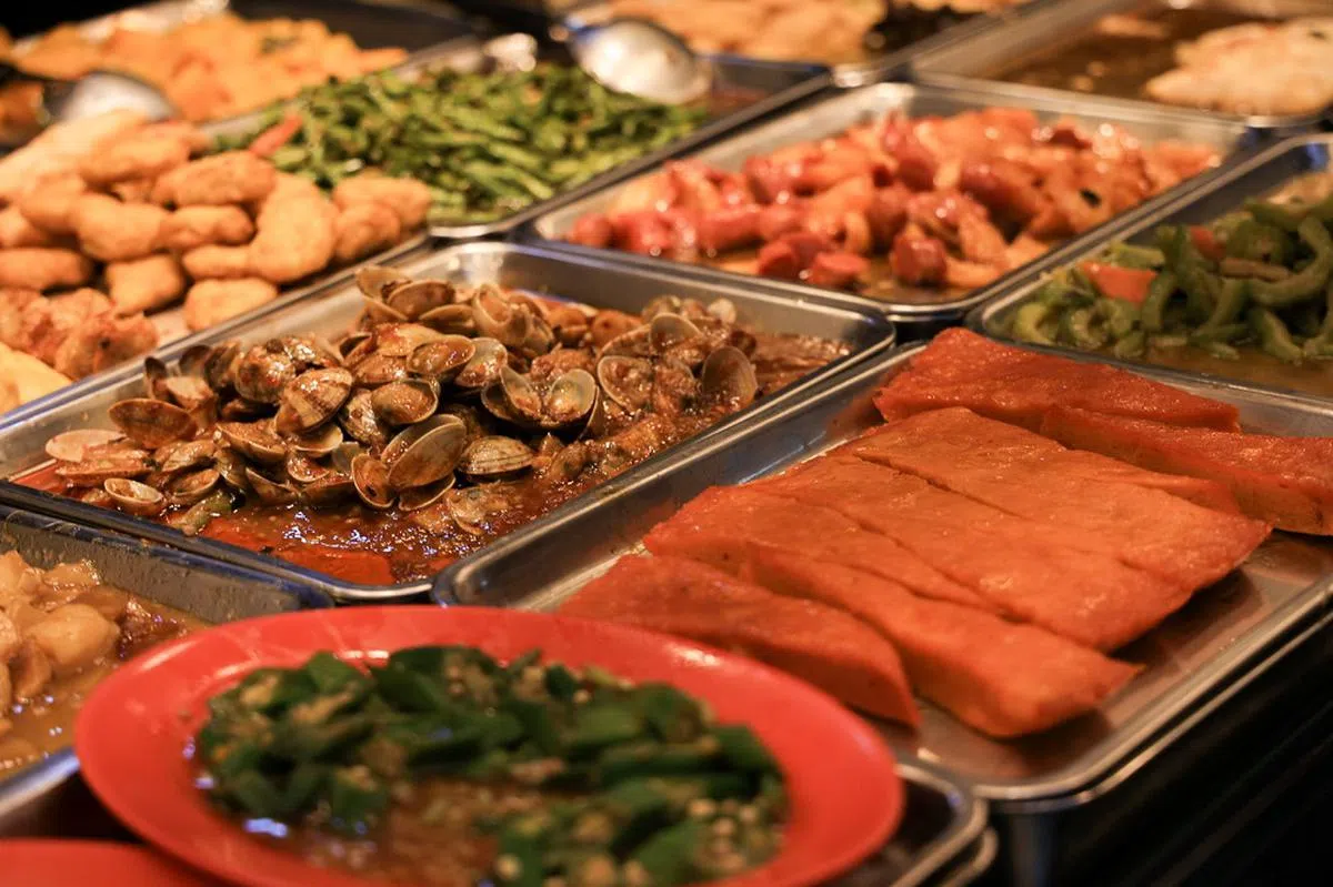 有“选择困难症”的食客应该常常被小贩骂。（联合早报）