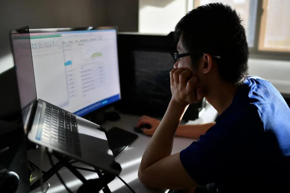  冠病时代，居家办公已经成为职场工作人士的新常态。（海峡时报） 