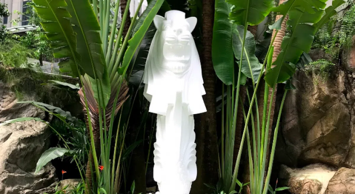  旅游局外面的鱼尾狮——也许是因为矗立在外经历了风吹雨打，所以“瘦弱”了许多。（谷歌地图用户U.X） 