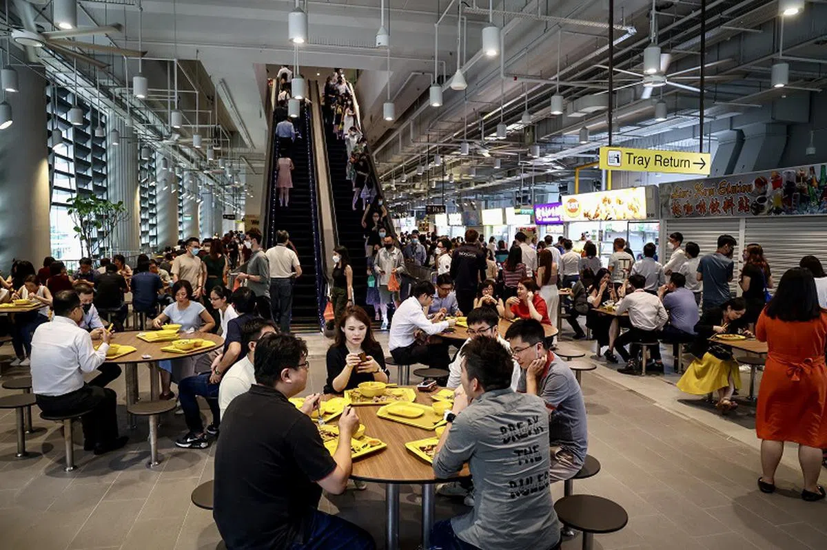 网民建议，若能扩大生活圈子，多结交朋友，在外地工作的游子看待事情的角度，或许就不会变得比较乐观，也更有正能量。图为本地上班族在熟食中心用餐。（联合早报）