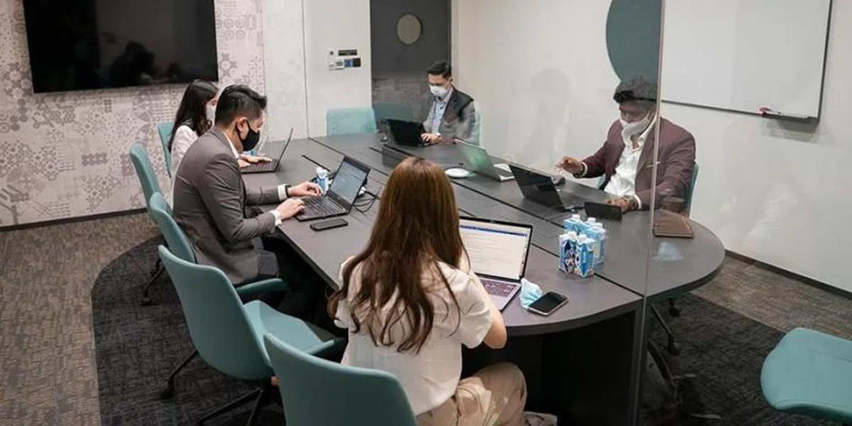  将会议室分隔为两侧的落地透明玻璃可让国际商务旅客和本地访客面对面之余，不会直接接触。（会聚@樟宜） 