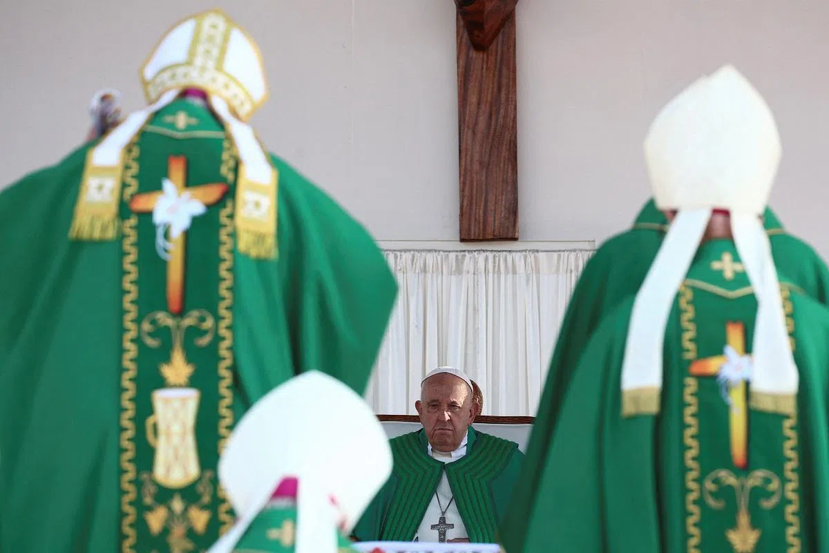 教宗方济各在巴布亚新几内亚主持弥撒时穿的祭服和主教冠。（路透社）