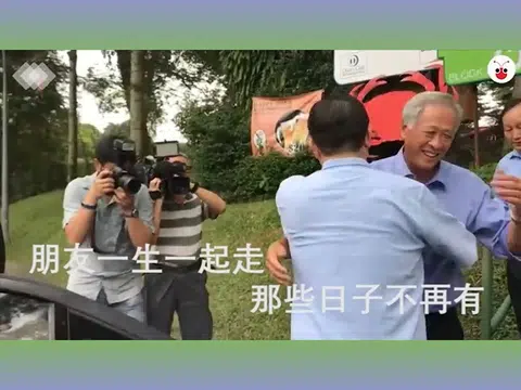 新加坡国防部长黄永宏（右二）与中国国防部长常万（右三）。