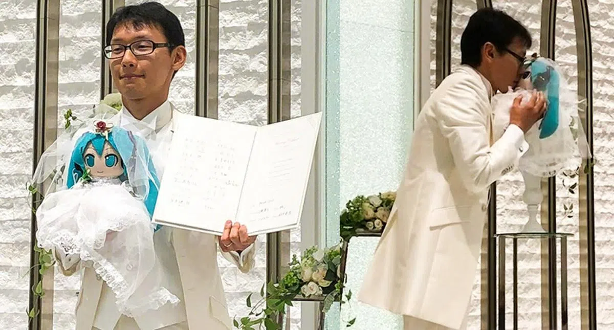 2018年，近藤与初音举行跨次元婚礼，还自制结婚证书。（近藤顕彦推特）