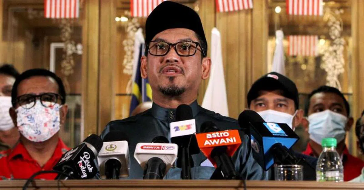   阿末法依沙（左二）团队获马国苏丹御准他们辞职。（中国报） 